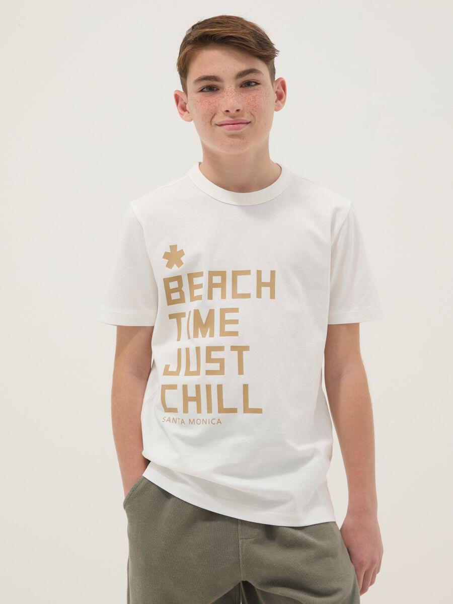 T-shirt in puro cotone bianca da ragazzo regular fit con scritta_0
