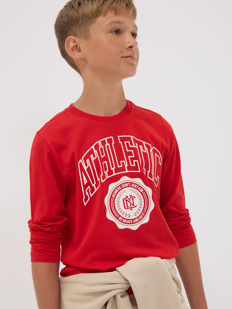 T-shirt rossa in puro cotone organico con stampa grafica per ragazzo_0