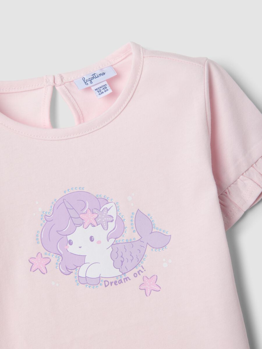 T-shirt rosa in puro cotone organico da bimba con stampa e volant_2