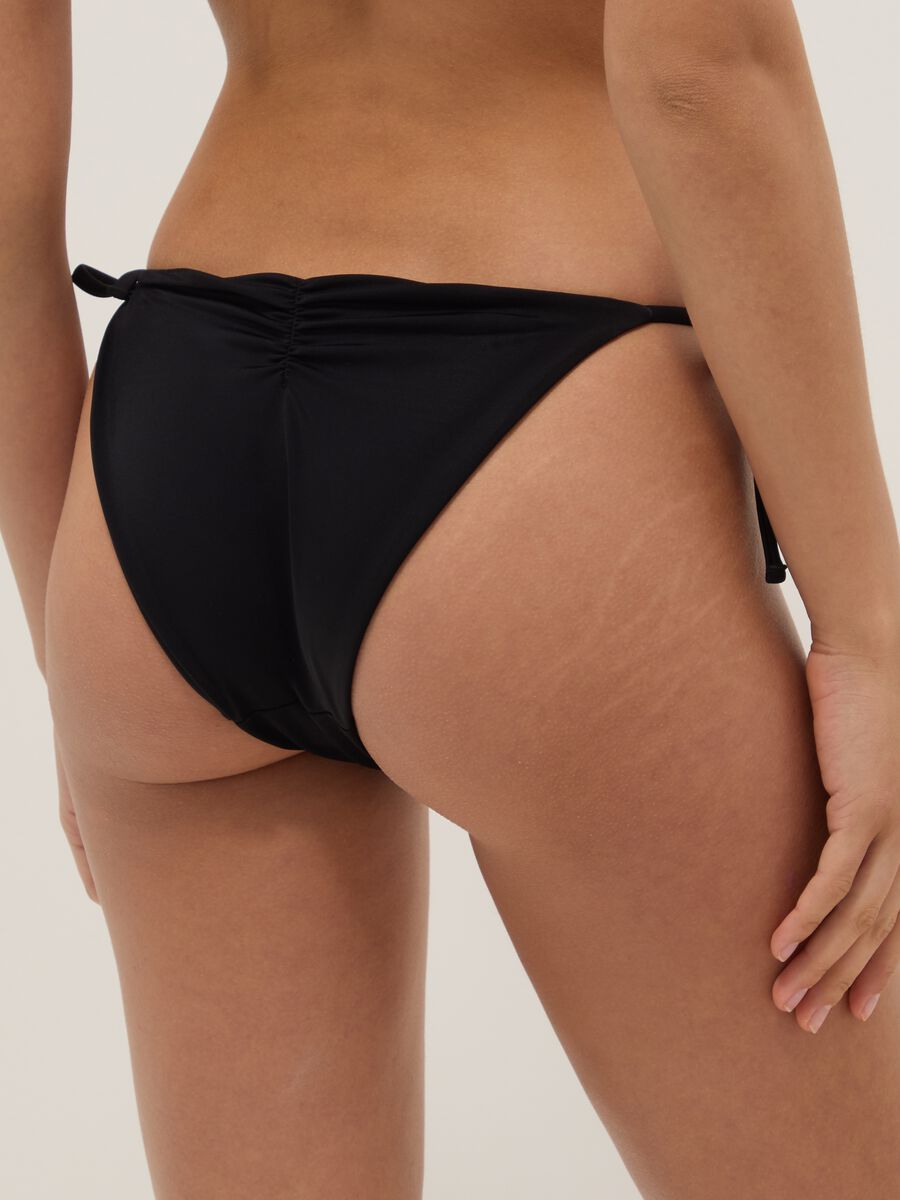 Slip da mare elasticizzato nero con perline decorative_2