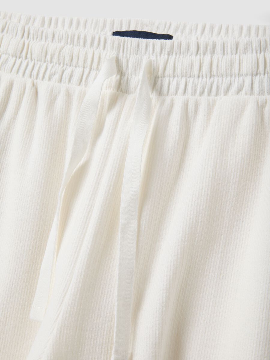 White cotton-blend jogger shorts with drawstring, relaxed fit_5