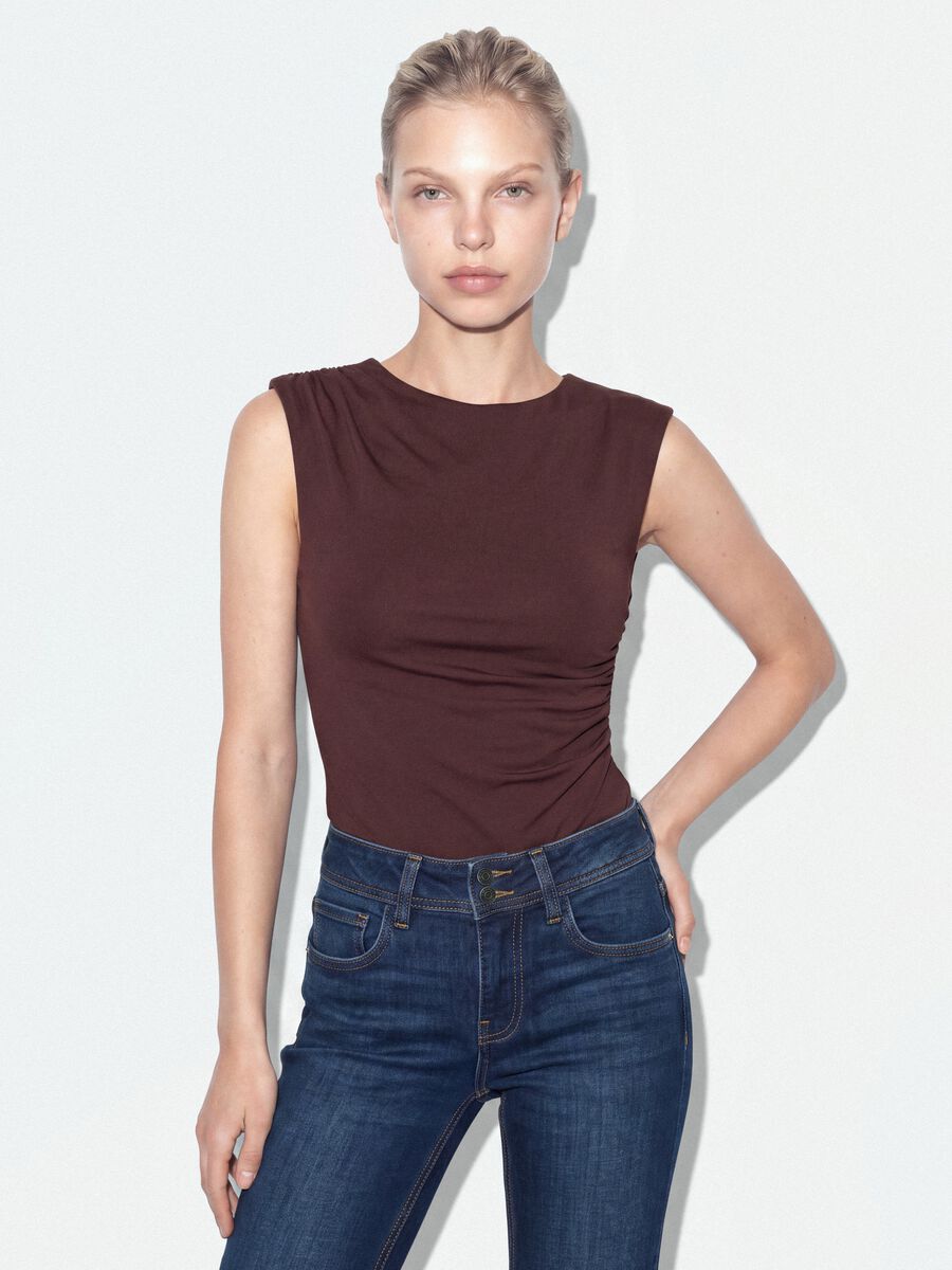 Body marrone in tessuto elasticizzato con arricciature regular fit_0