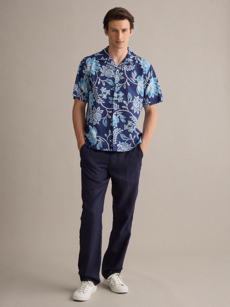 Camicia blu in cotone organico a maniche corte con stampa floreale_1