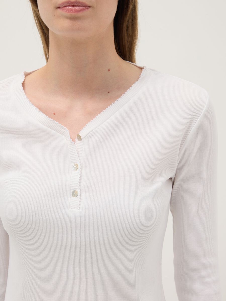 Maglia pigiama in puro cotone bianca regular fit con collo serafino_3