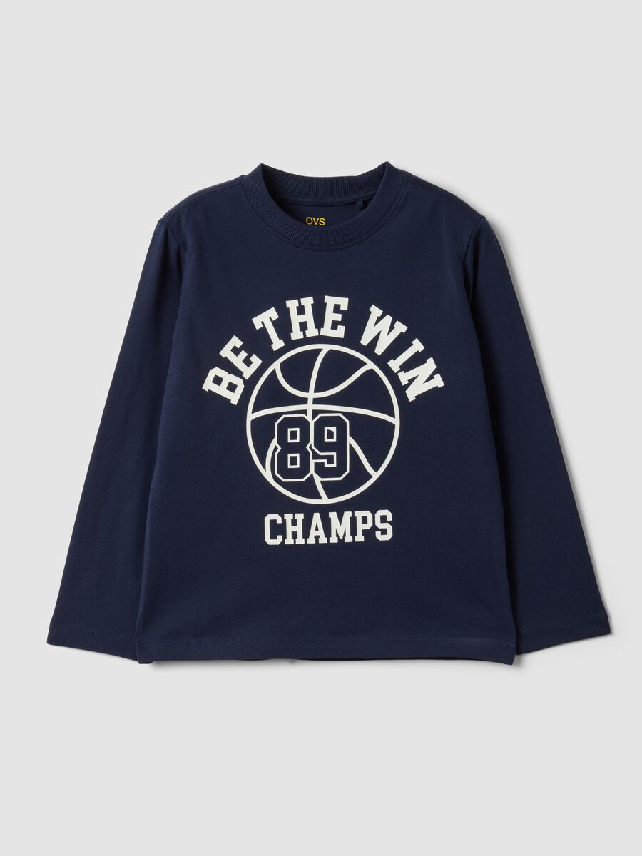 T-shirt blu in puro cotone organico con stampa college per bambino_0
