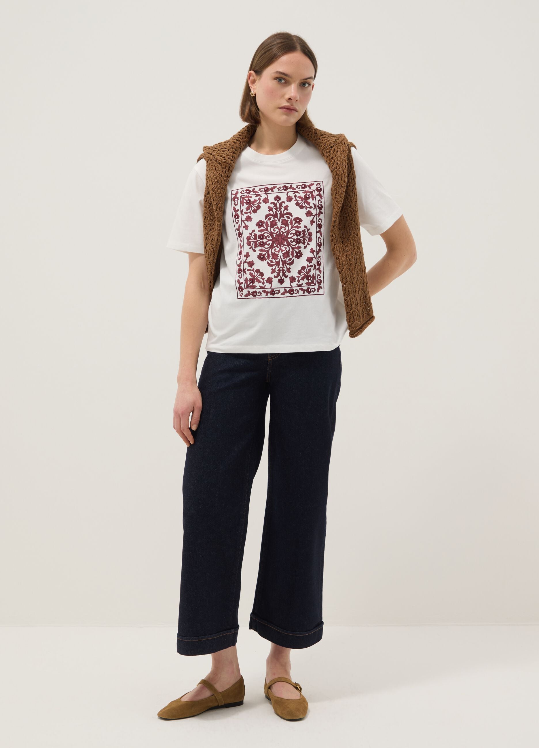 White short sleeve pure cotton regular fit T-shirt with decorations