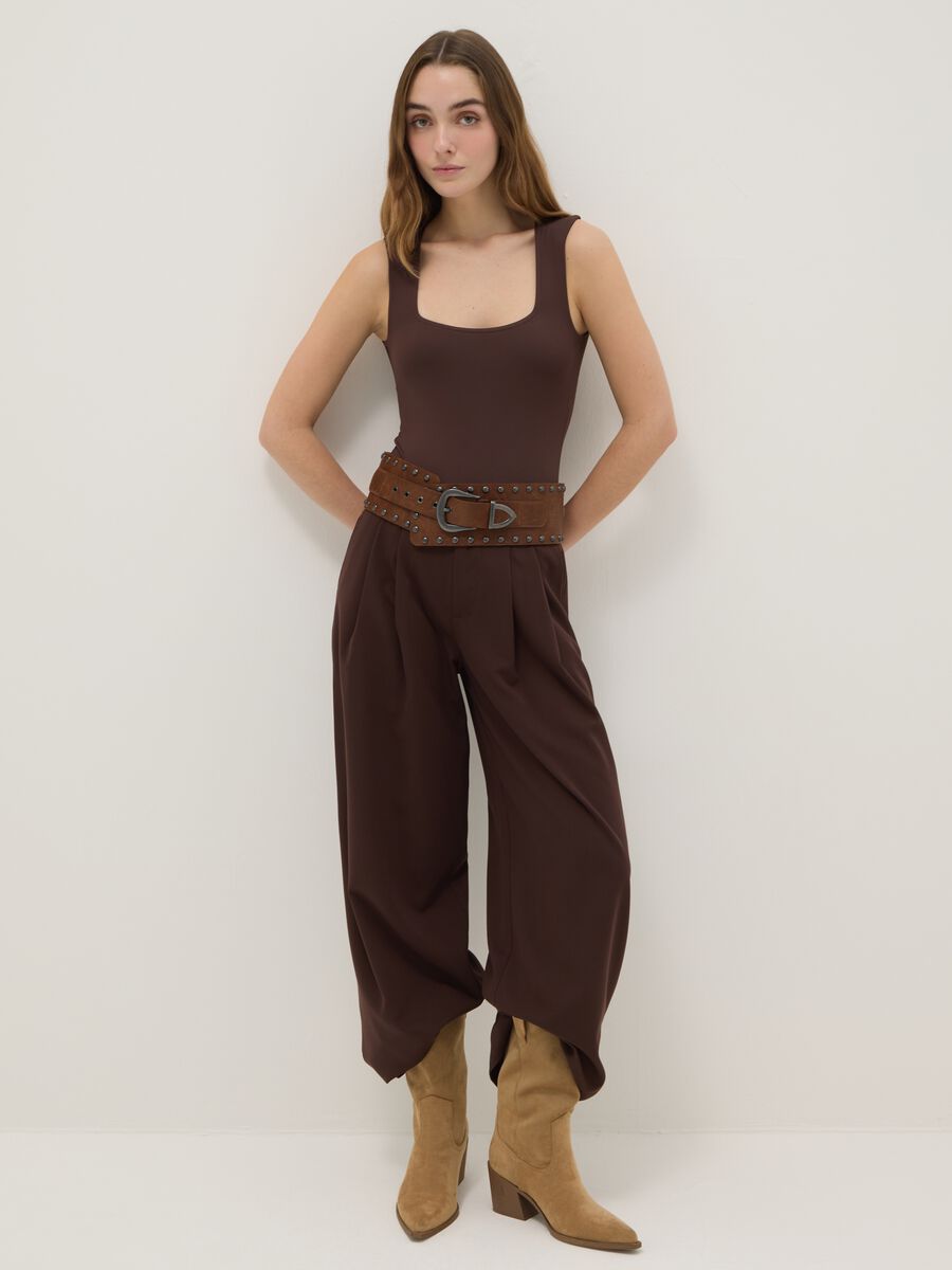 Body fitted marrone con scollo quadrato_2