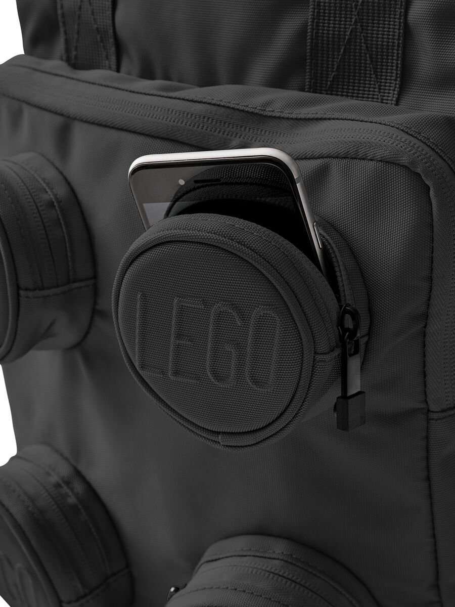 Black backpack with front pockets_3