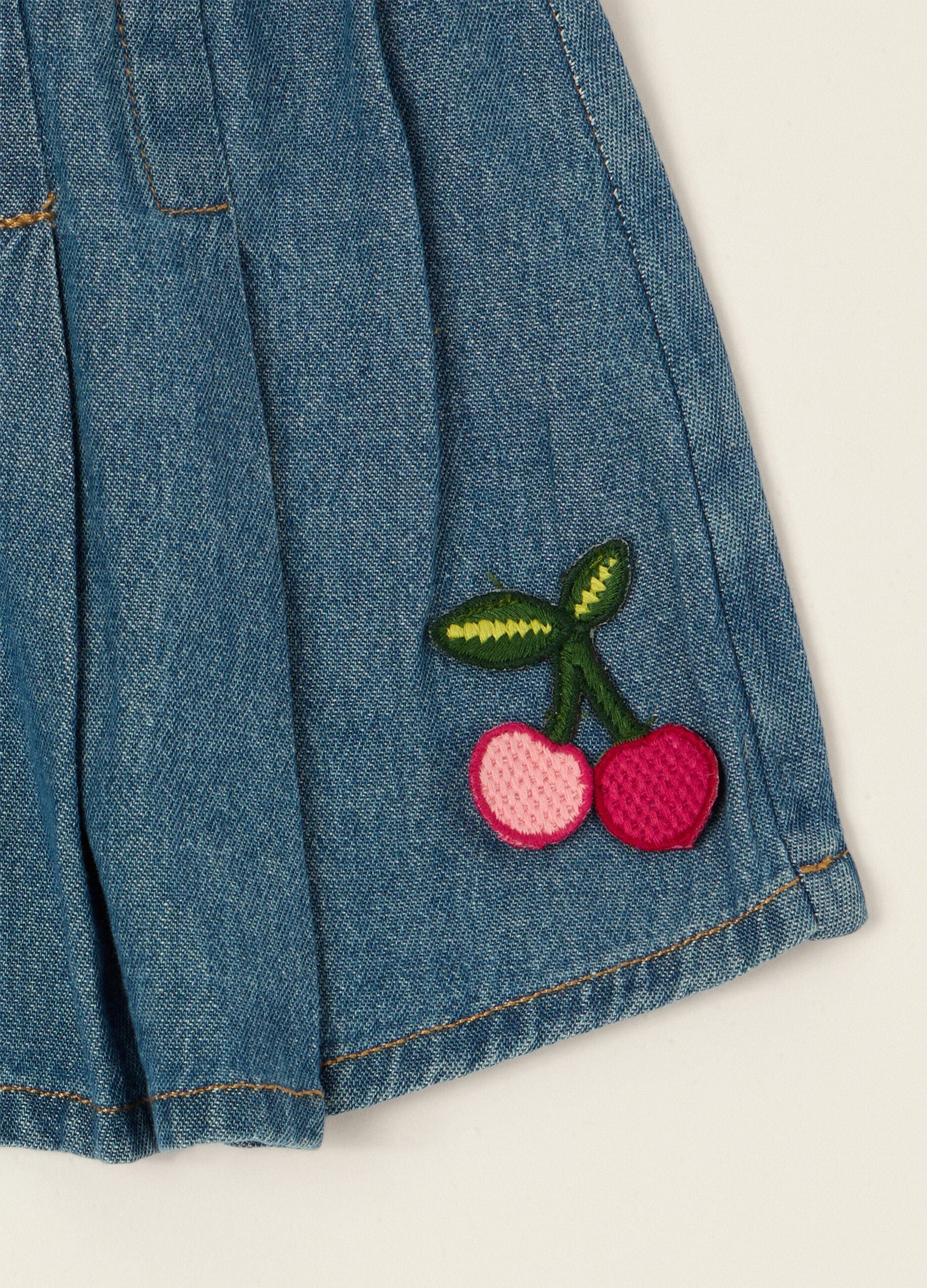 Gonna jeans in puro cotone con ricamo ciliegia da neonata