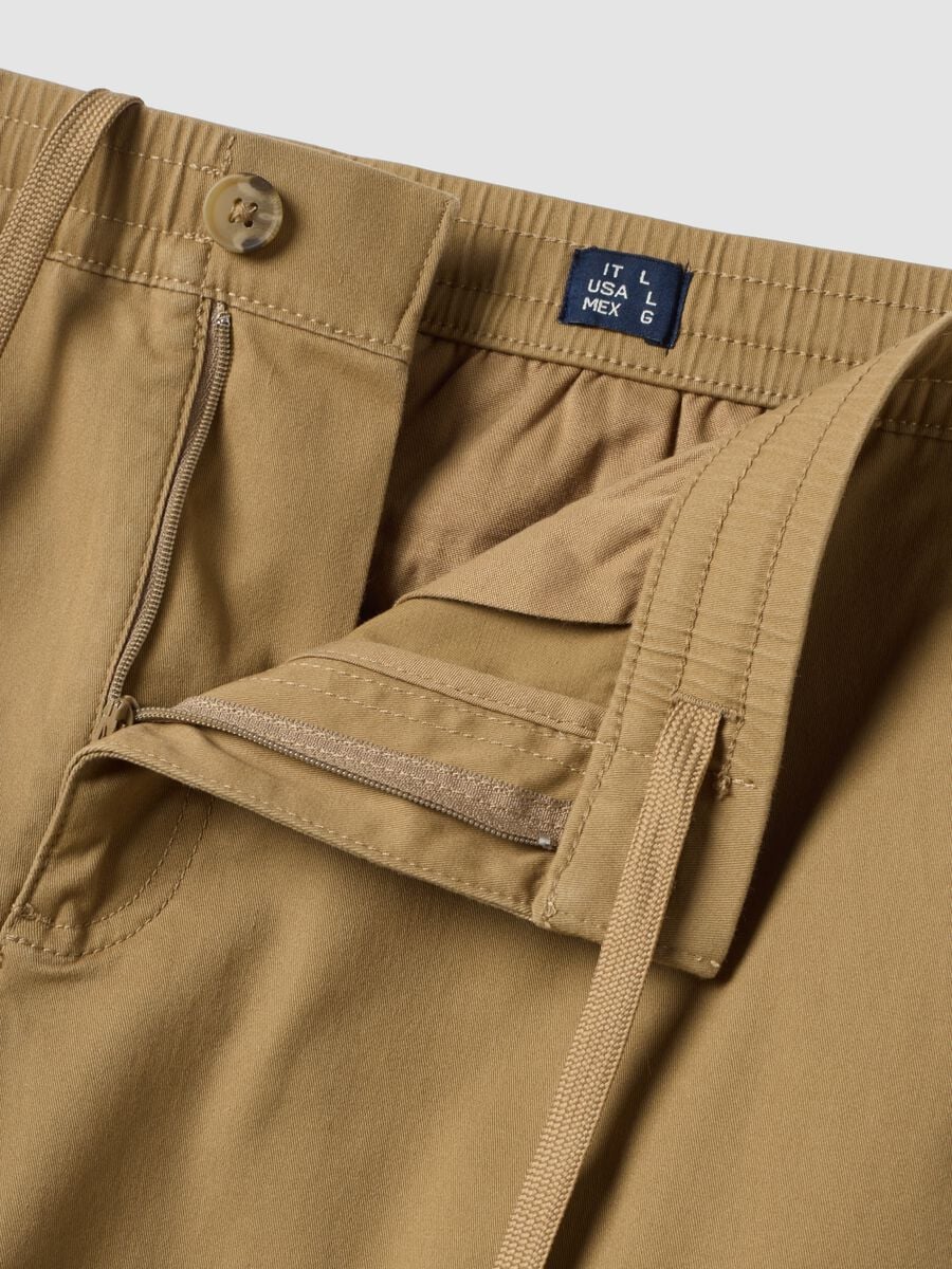 Brown regular-fit stretch cotton cargo trousers_1