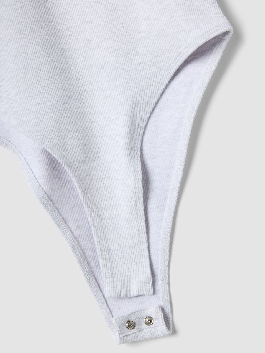 Grey ribbed stretch cotton bodysuit with wide neckline_5