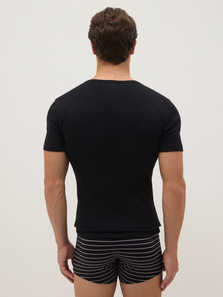 Bipack T-shirt in puro cotone organico nero deep V regular fit_2