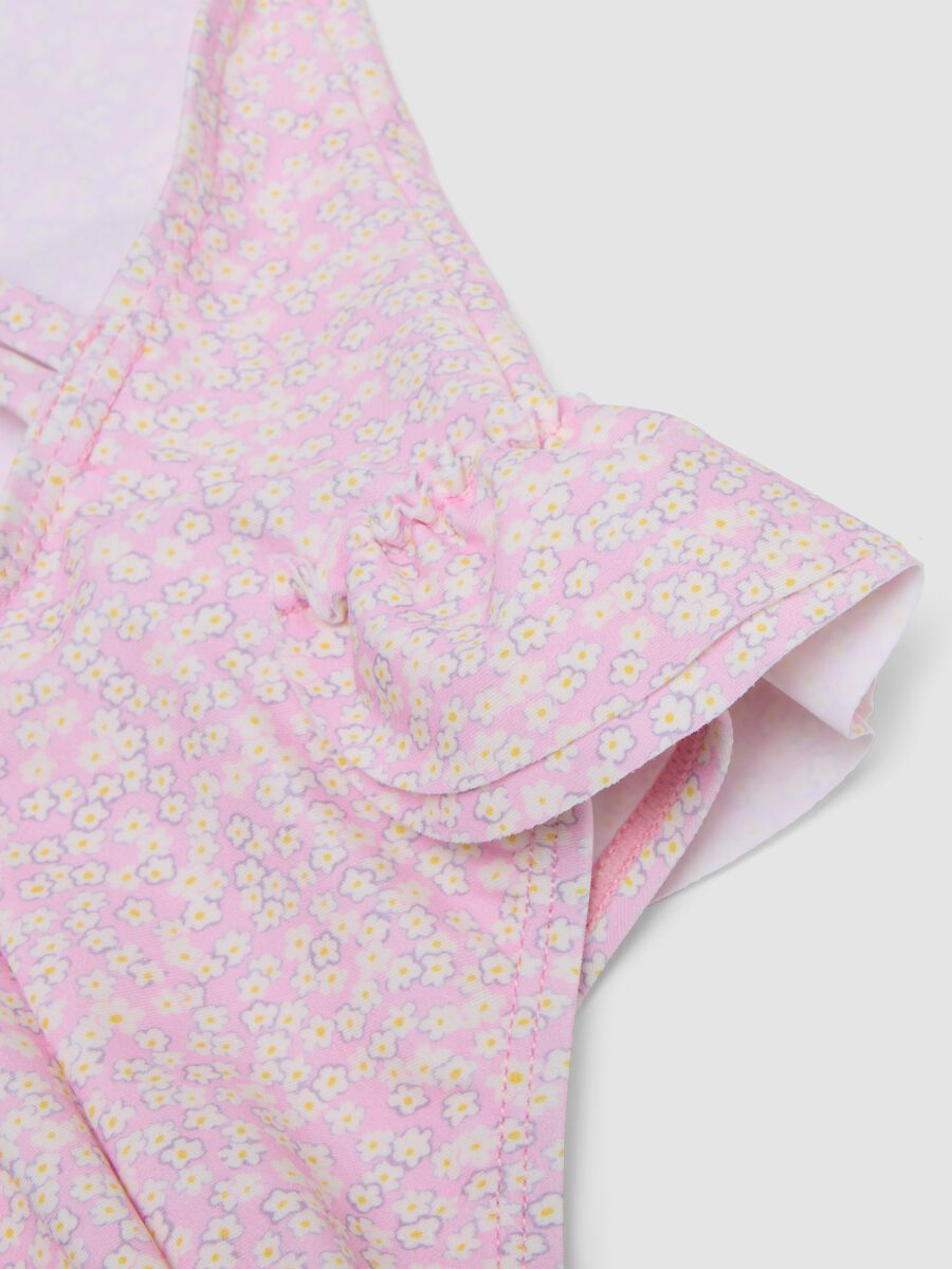 Costume intero rosa in tessuto elasticizzato con fiori applicati per bimba_3