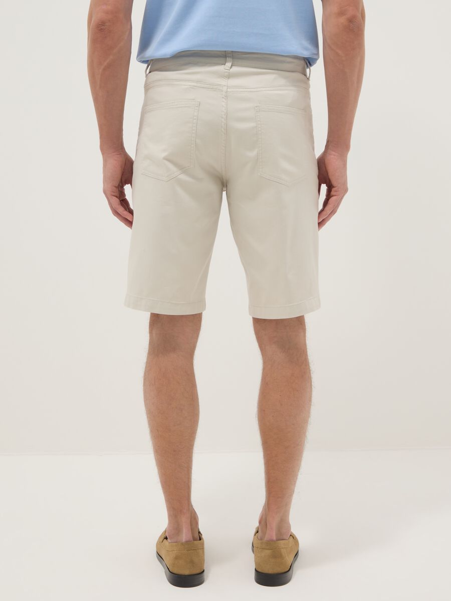 Beige stretch-cotton five-pocket Bermuda shorts_2