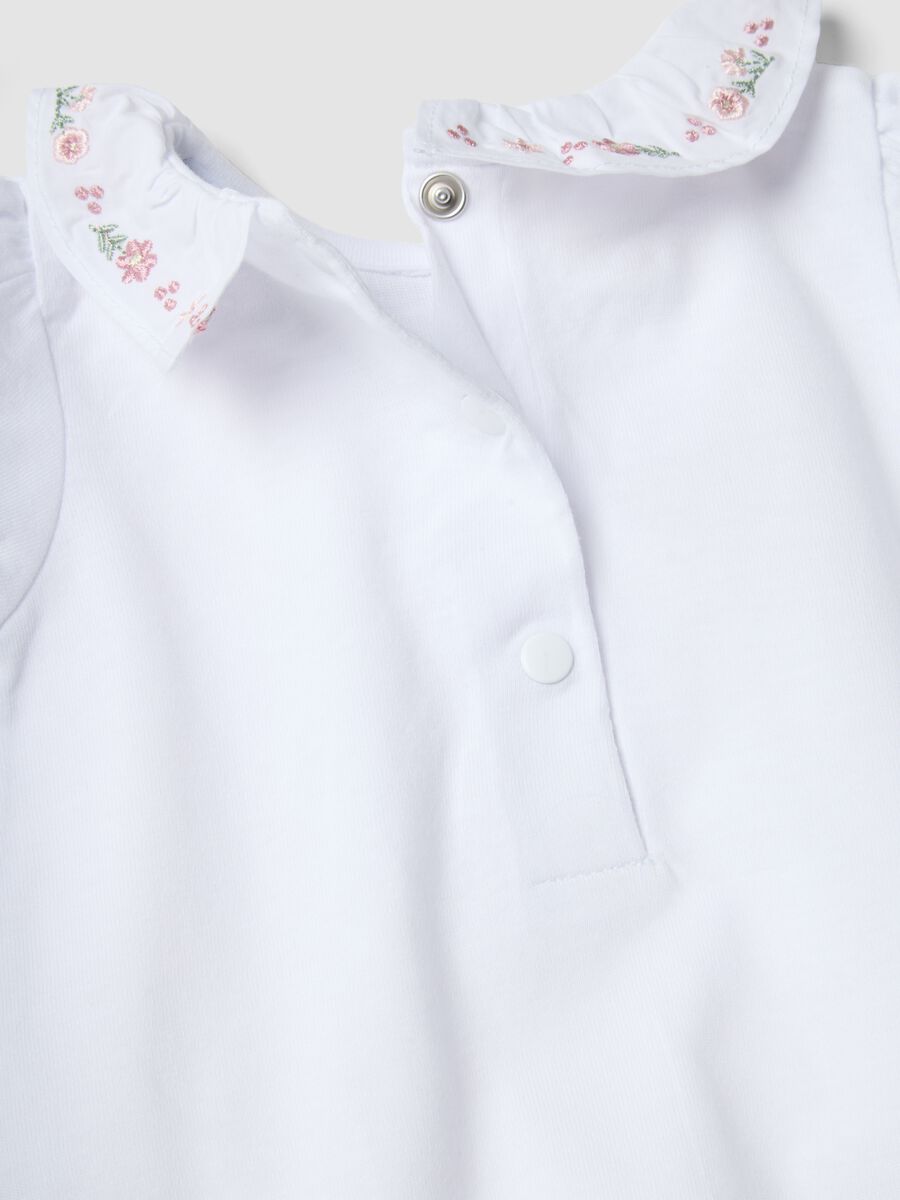 Body bianco in cotone organico con colletto arricciato_3