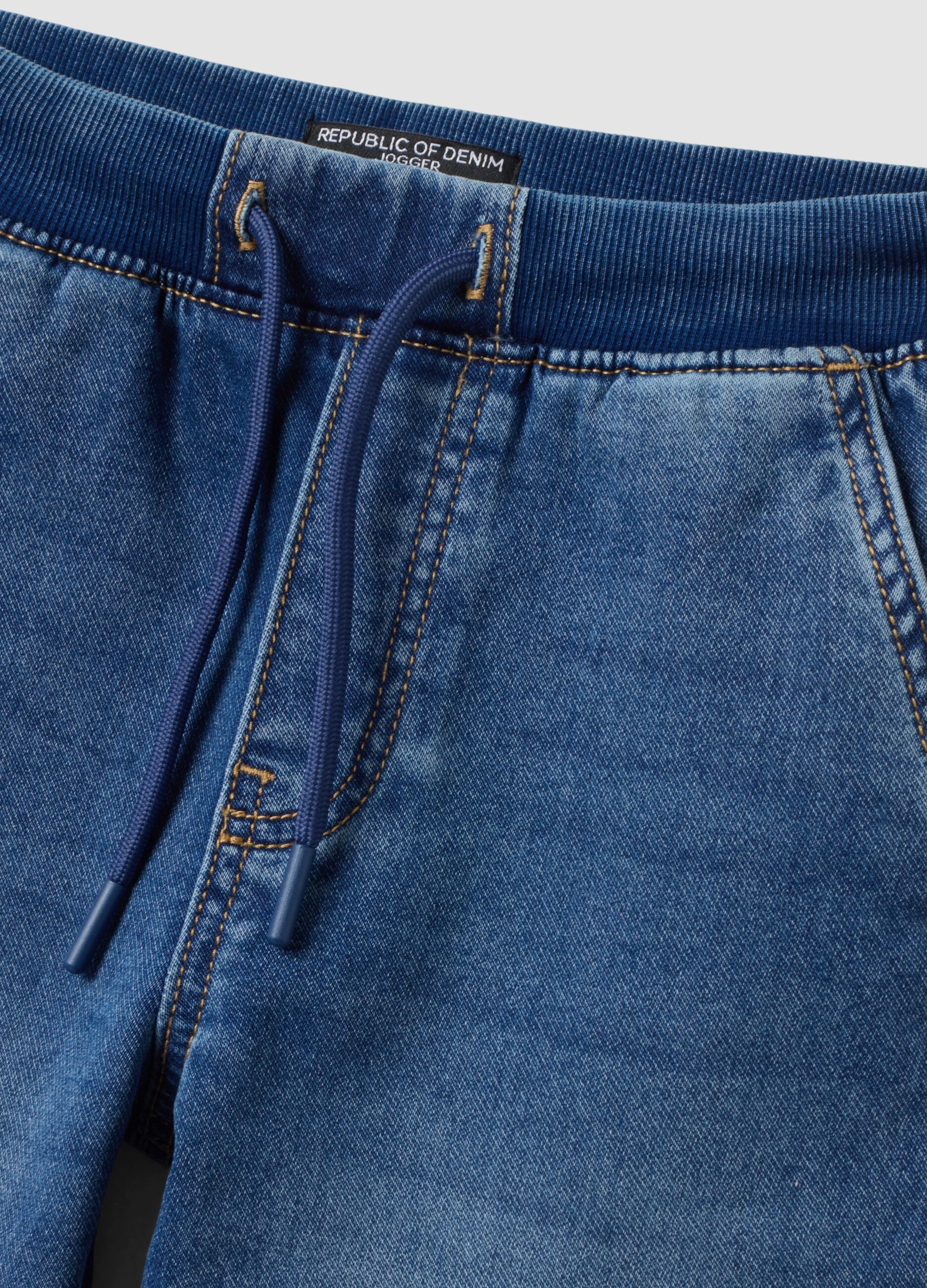 Jogger denim blu in cotone elasticizzato con vita elasticizzata per bambino