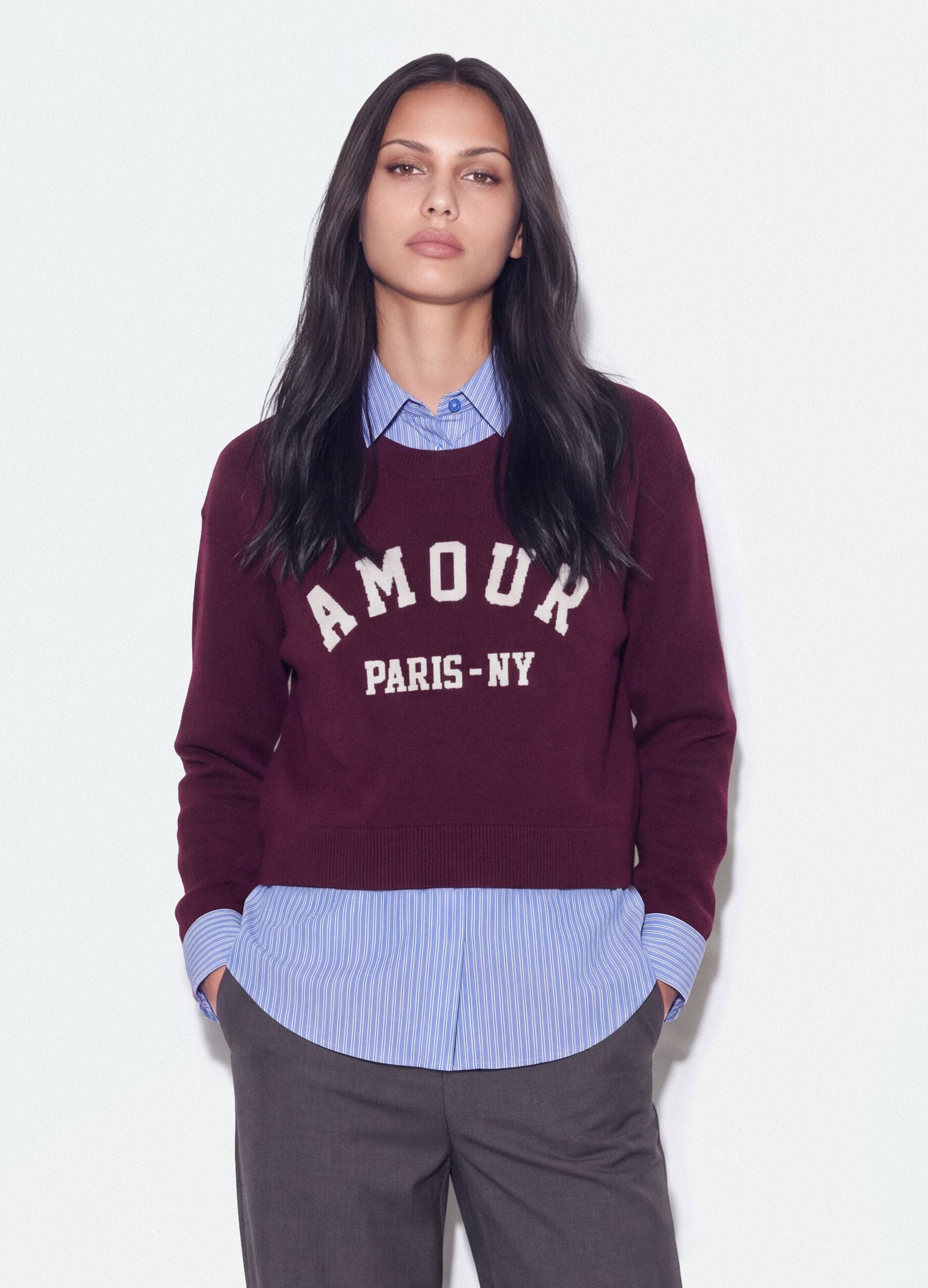Maglia viola in misto viscosa e lana con scollo a V e inserto camicia