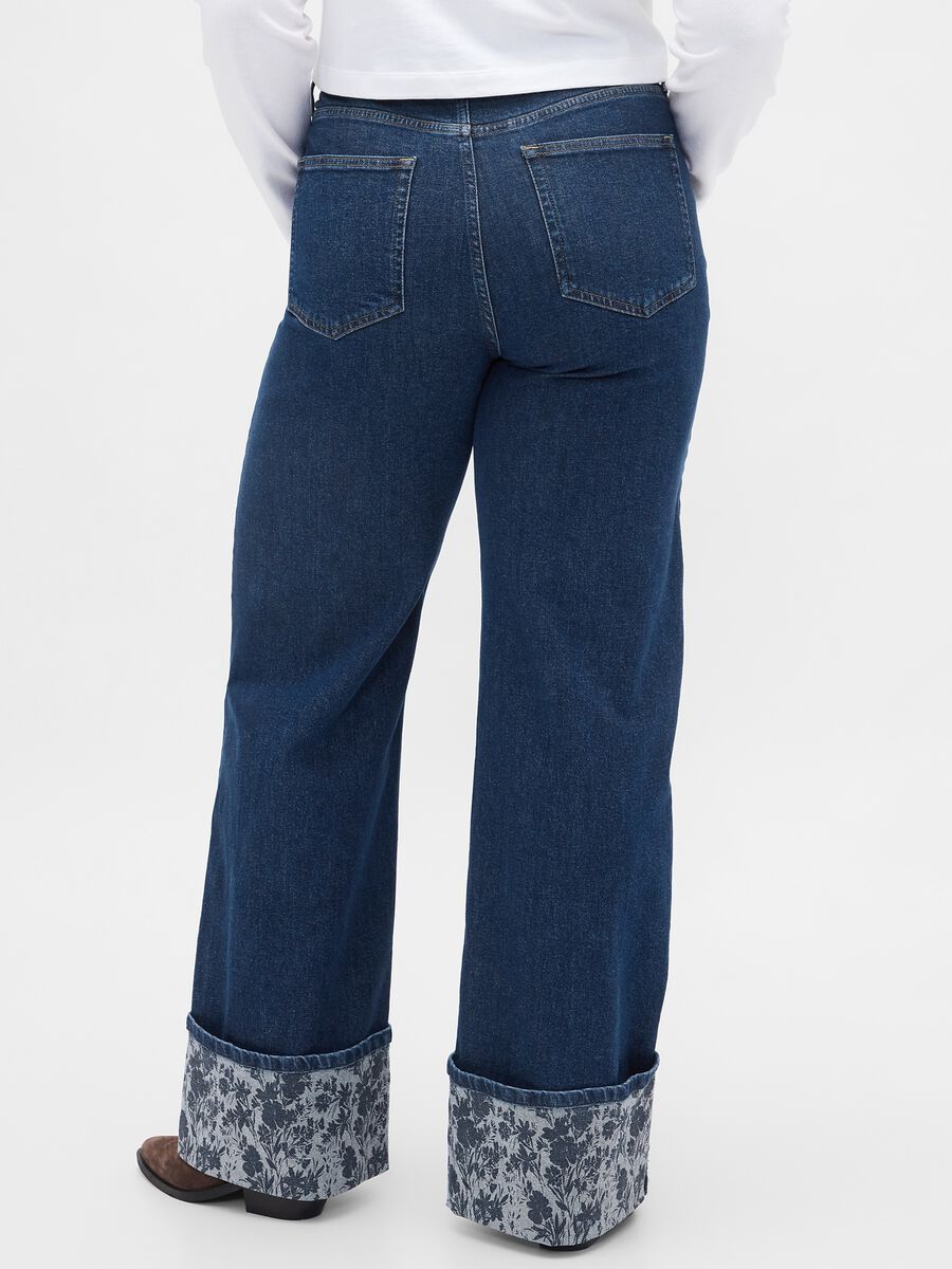Jeans wide leg con risvolto floreale_5