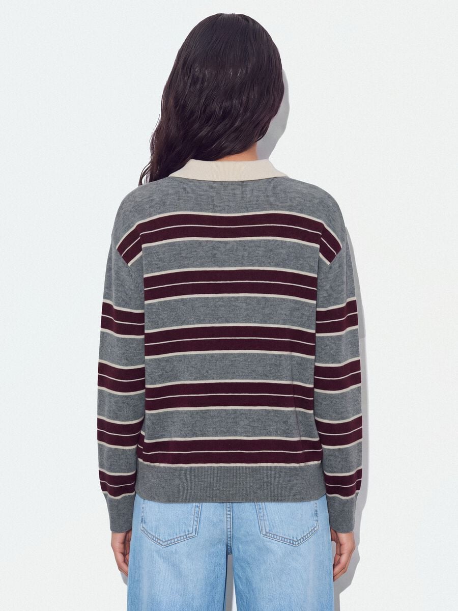Maglia grigia in misto lana a righe con colletto polo_3