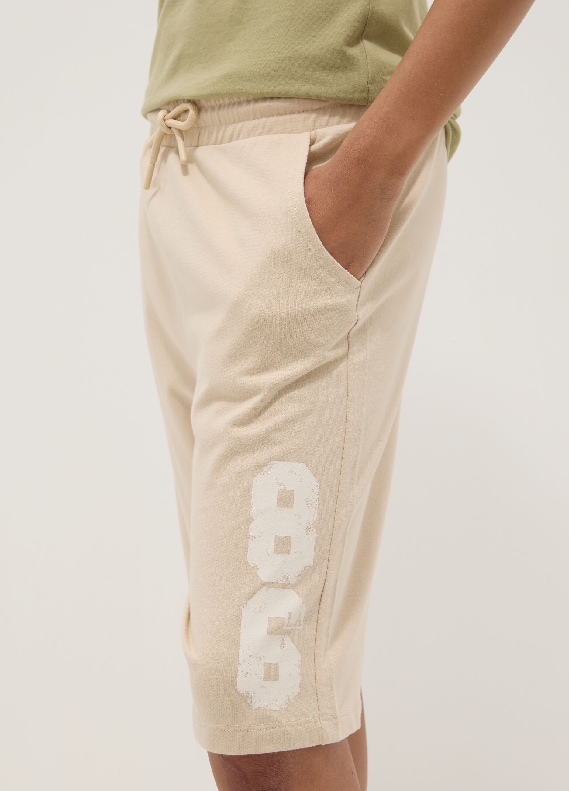 Boys' regular fit beige pure cotton shorts with print