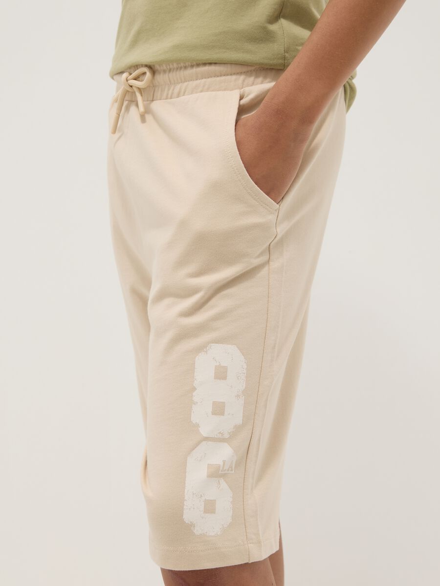 Boys' regular fit beige pure cotton shorts with print_2