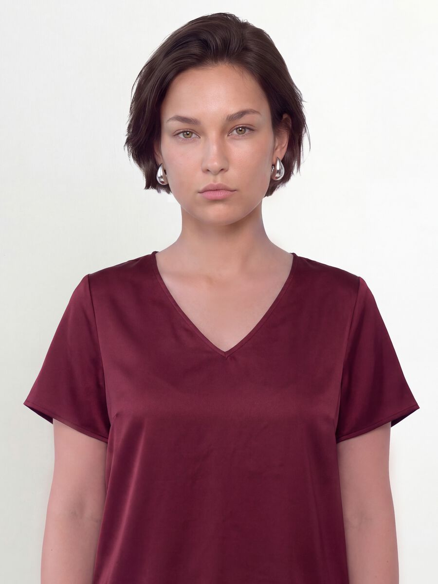 Red satin V-neck blouse in stretch fabric, regular fit_1