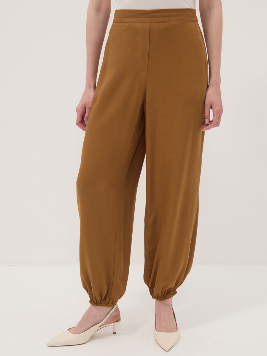 Brown pure viscose trousers with elasticated cuffs, regular fit_1