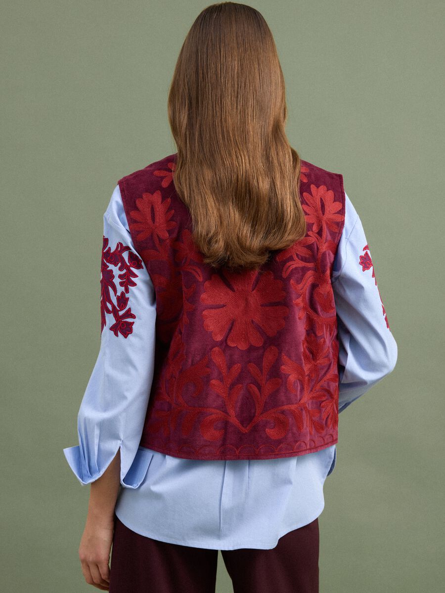 Red pure cotton gilet with floral embroidery_3