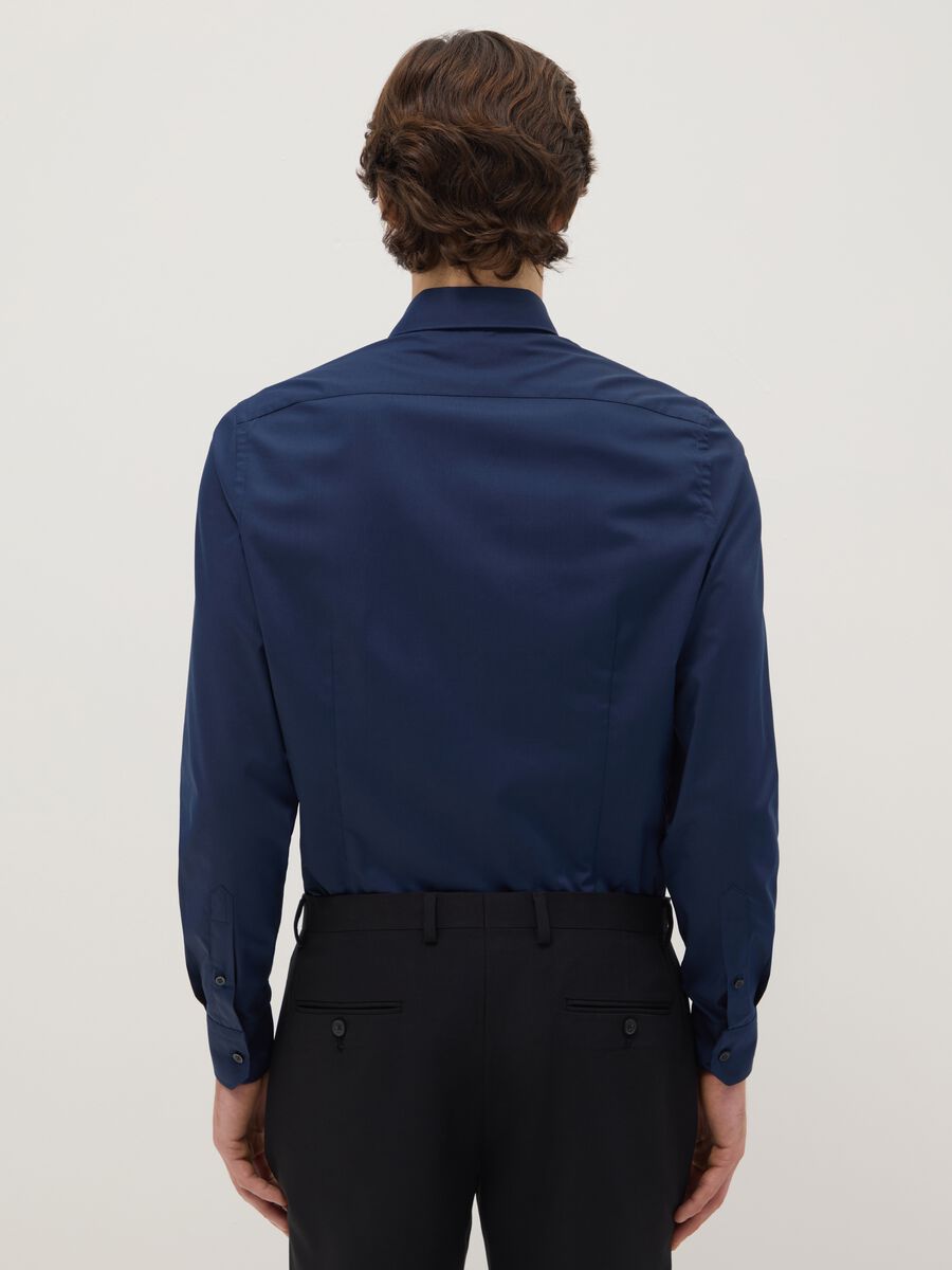 Blue cotton blend slim fit easy iron shirt_2