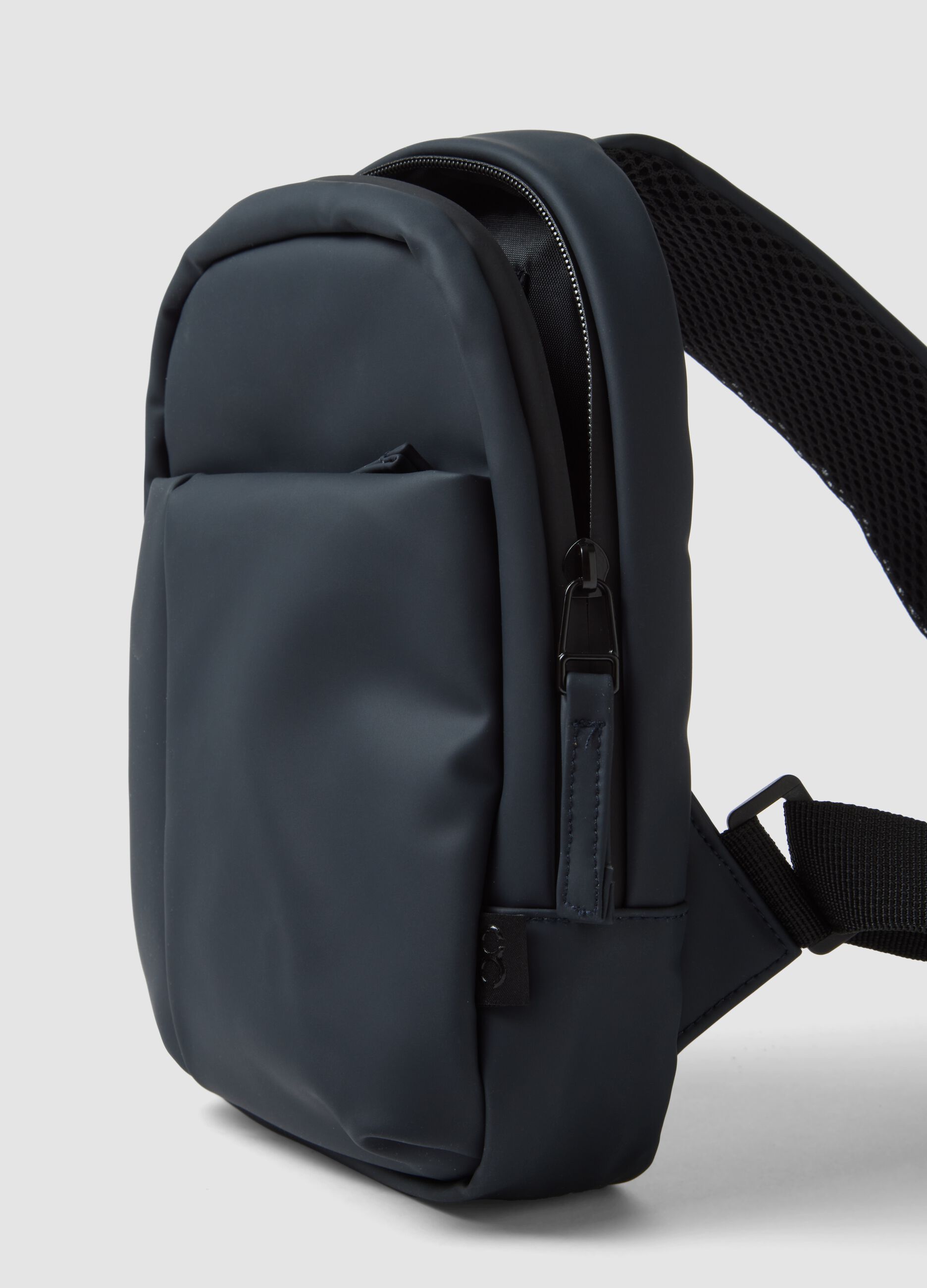Blue crossbody sports bag with water-repellent front pocket