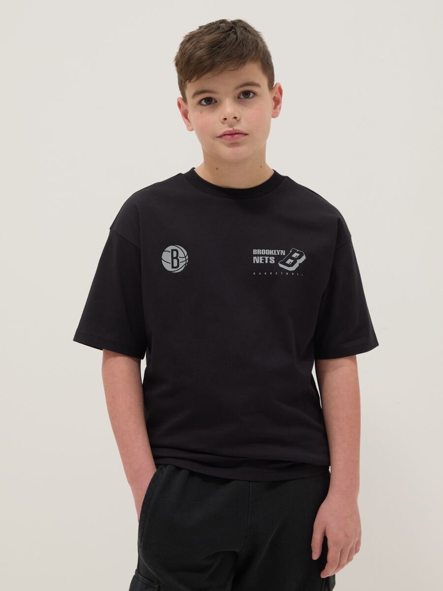 T-shirt in puro cotone nero da bambino over fit con logo Brooklyn Nets_0