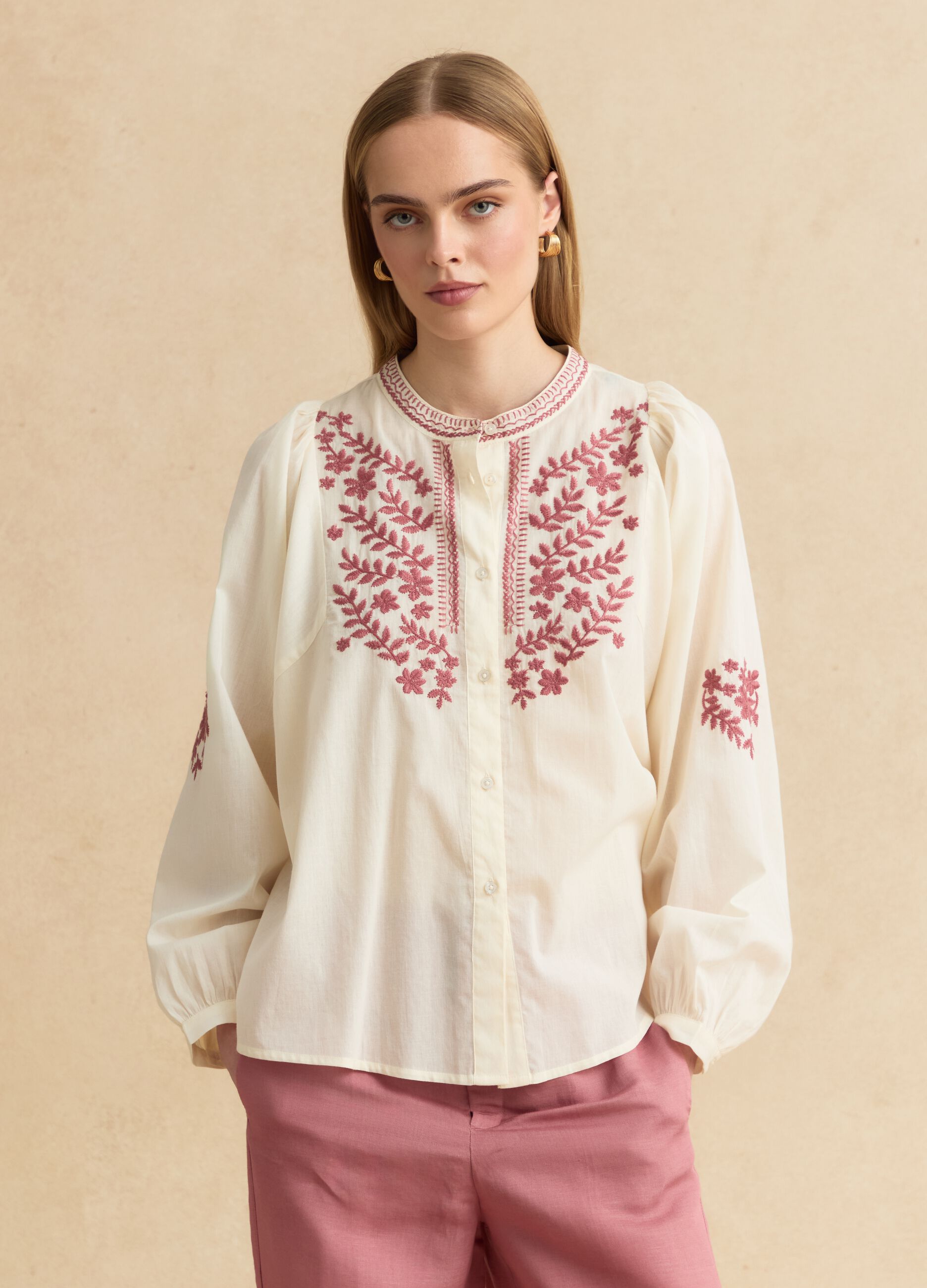 Camicia beige in puro cotone con ricami floreali