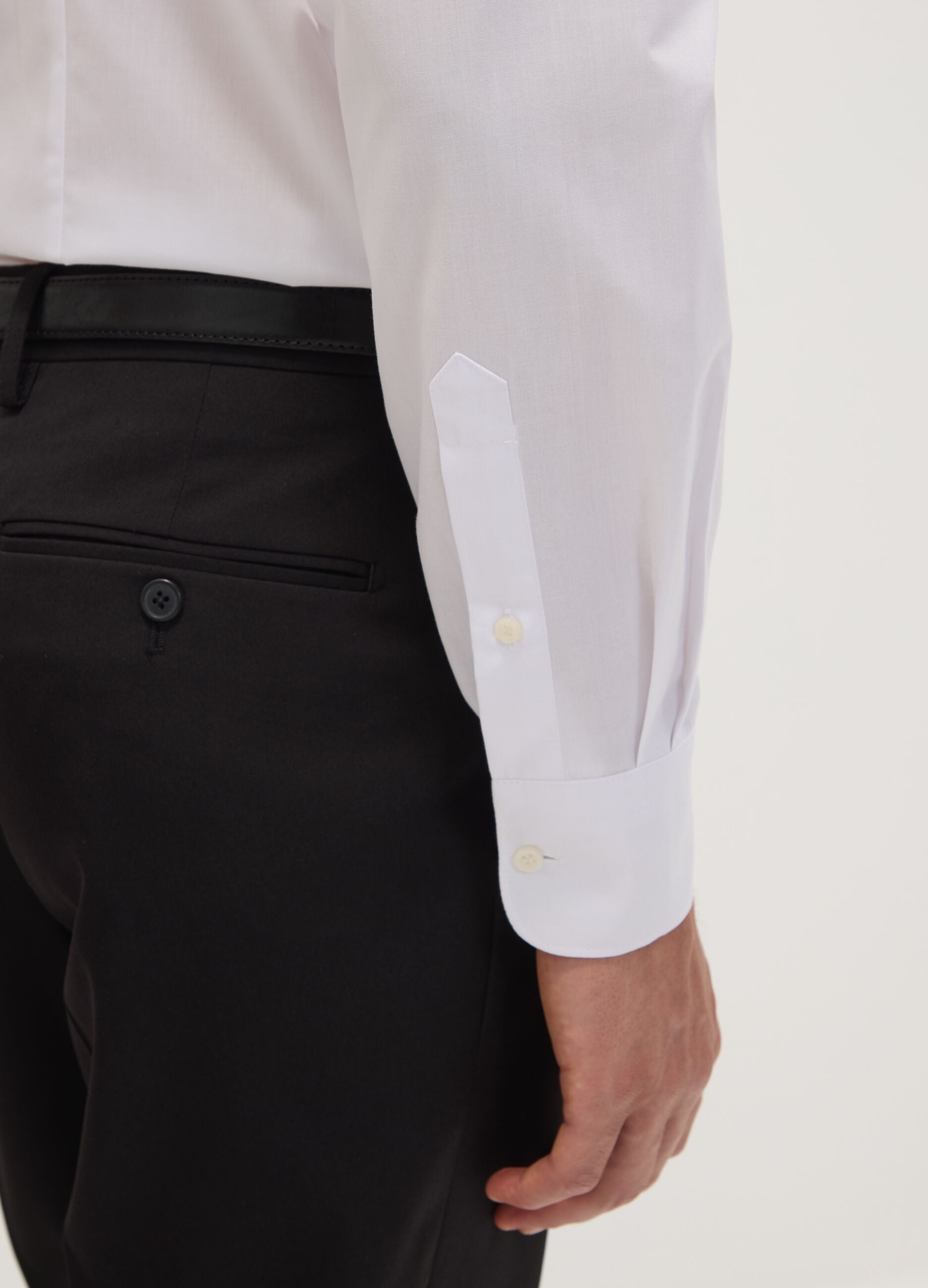 White slim-fit shirt with classic collar, easy-iron