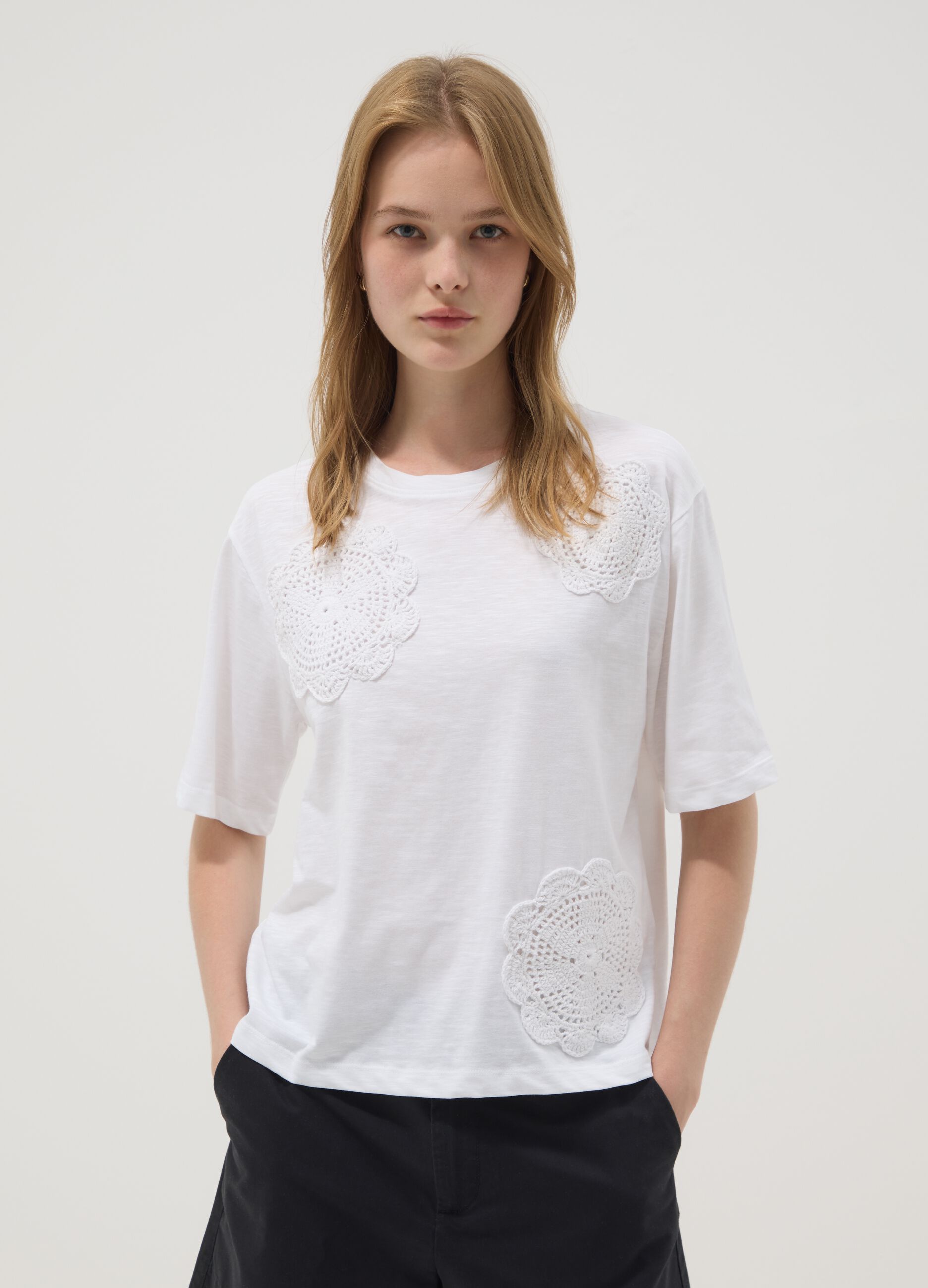 White pure cotton T-shirt with crochet appliqu&eacute;