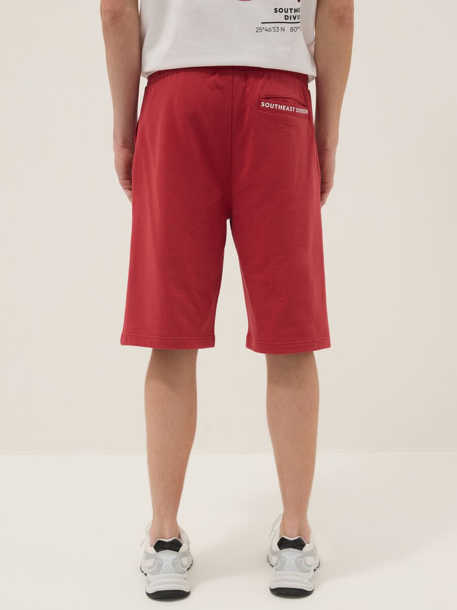 Red cotton-blend sports shorts with Miami Heat logo_2