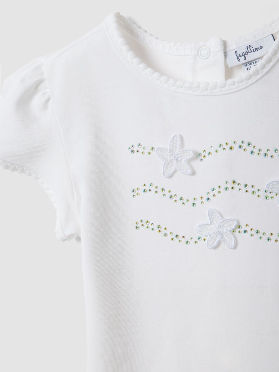 T-shirt bianca in cotone elasticizzato da bimba con fiori e strass_2
