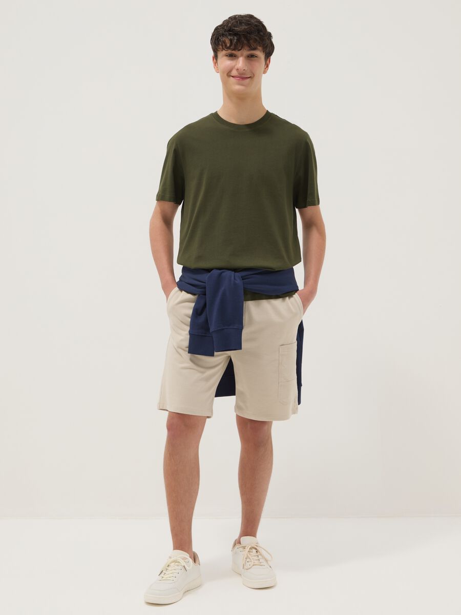 Shorts cargo in puro cotone beige da ragazzo oversize fit_0