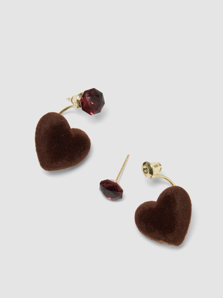 Orecchini marroni a cuore con pietra rossa_2