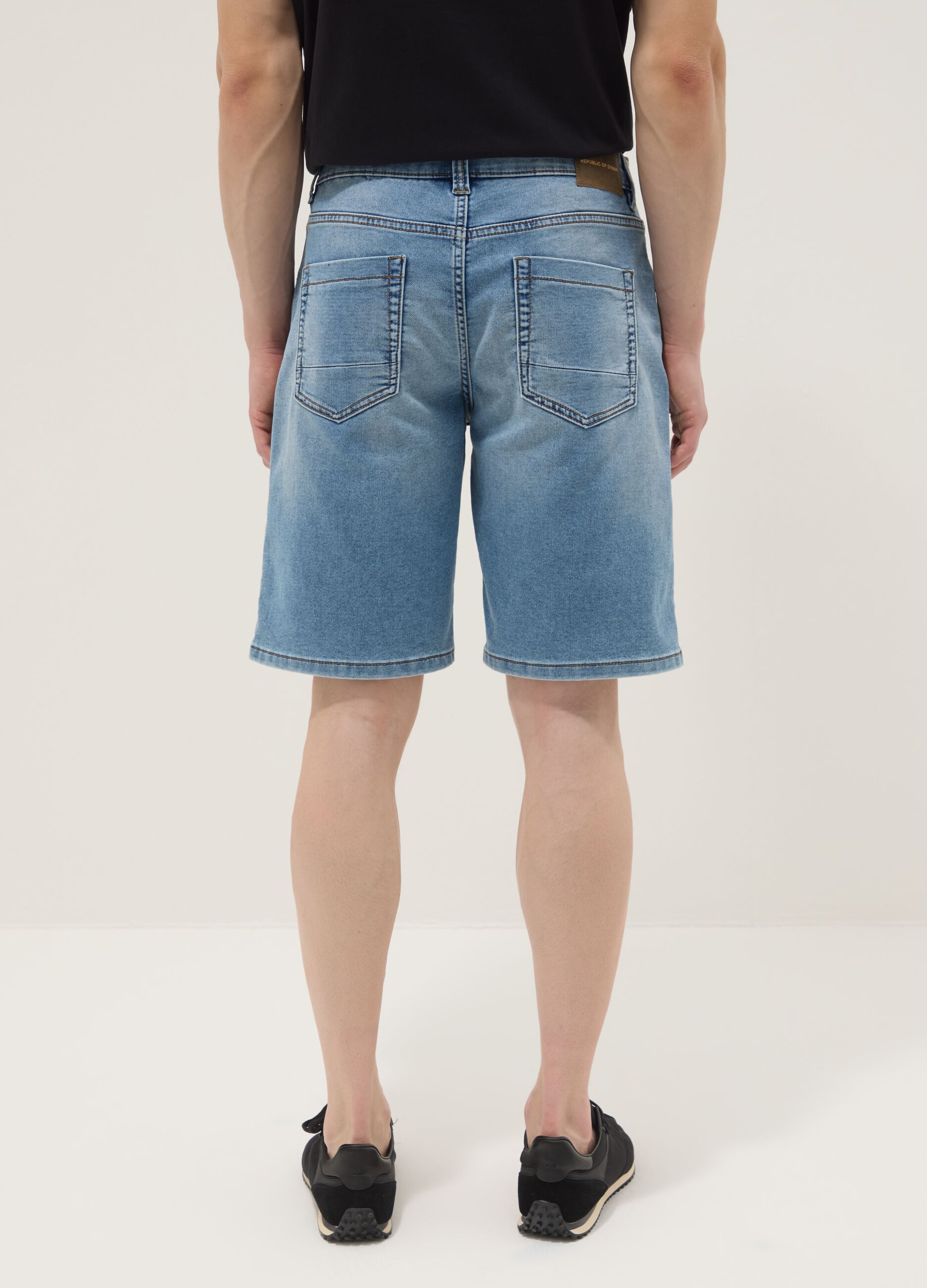 Shorts denim blu in misto cotone elasticizzato regular fit