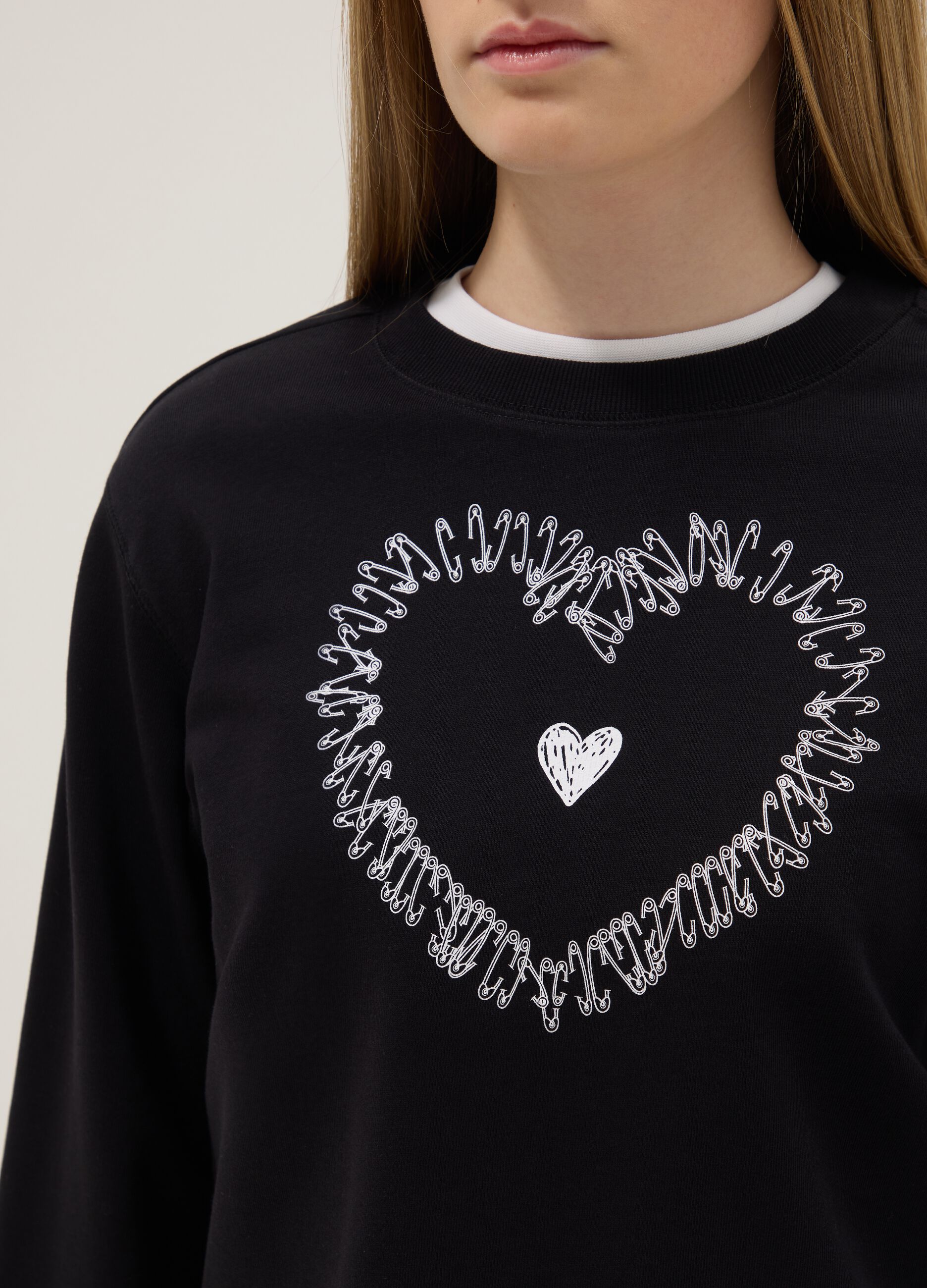 Girl's regular fit black pure cotton sweatshirt with embroidered heart