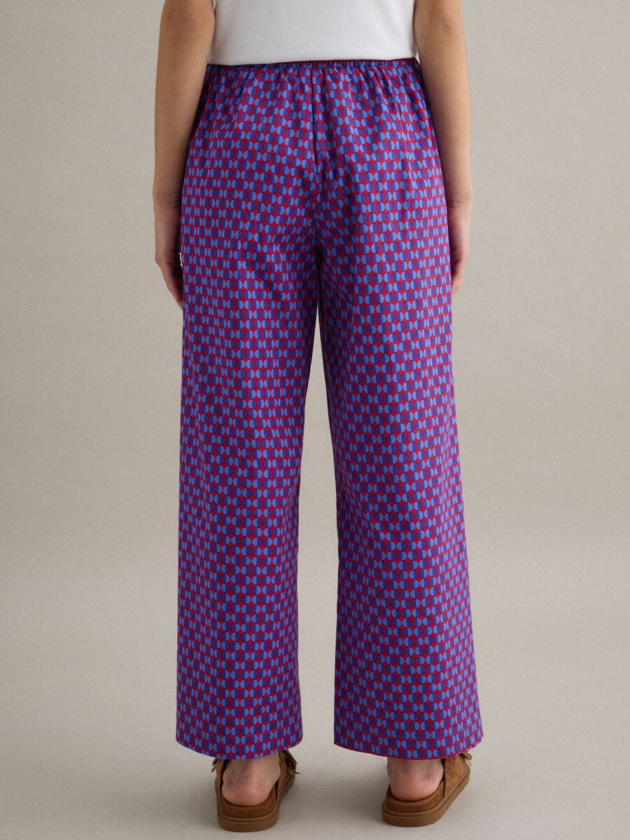 Pantaloni in cotone elasticizzato multicolor regular fit con fantasia_2