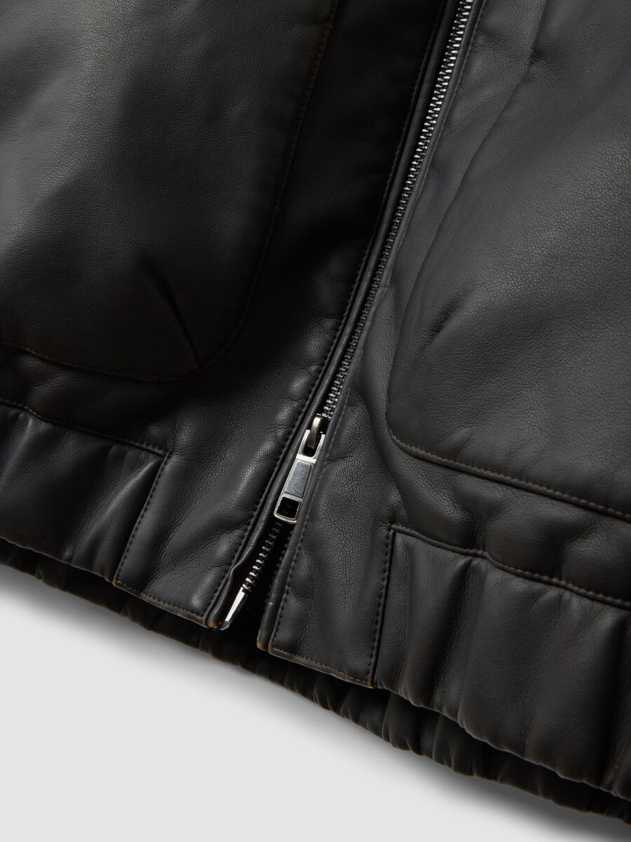 Giubbotto nero crop con zip e tasche con pattina over fit_5