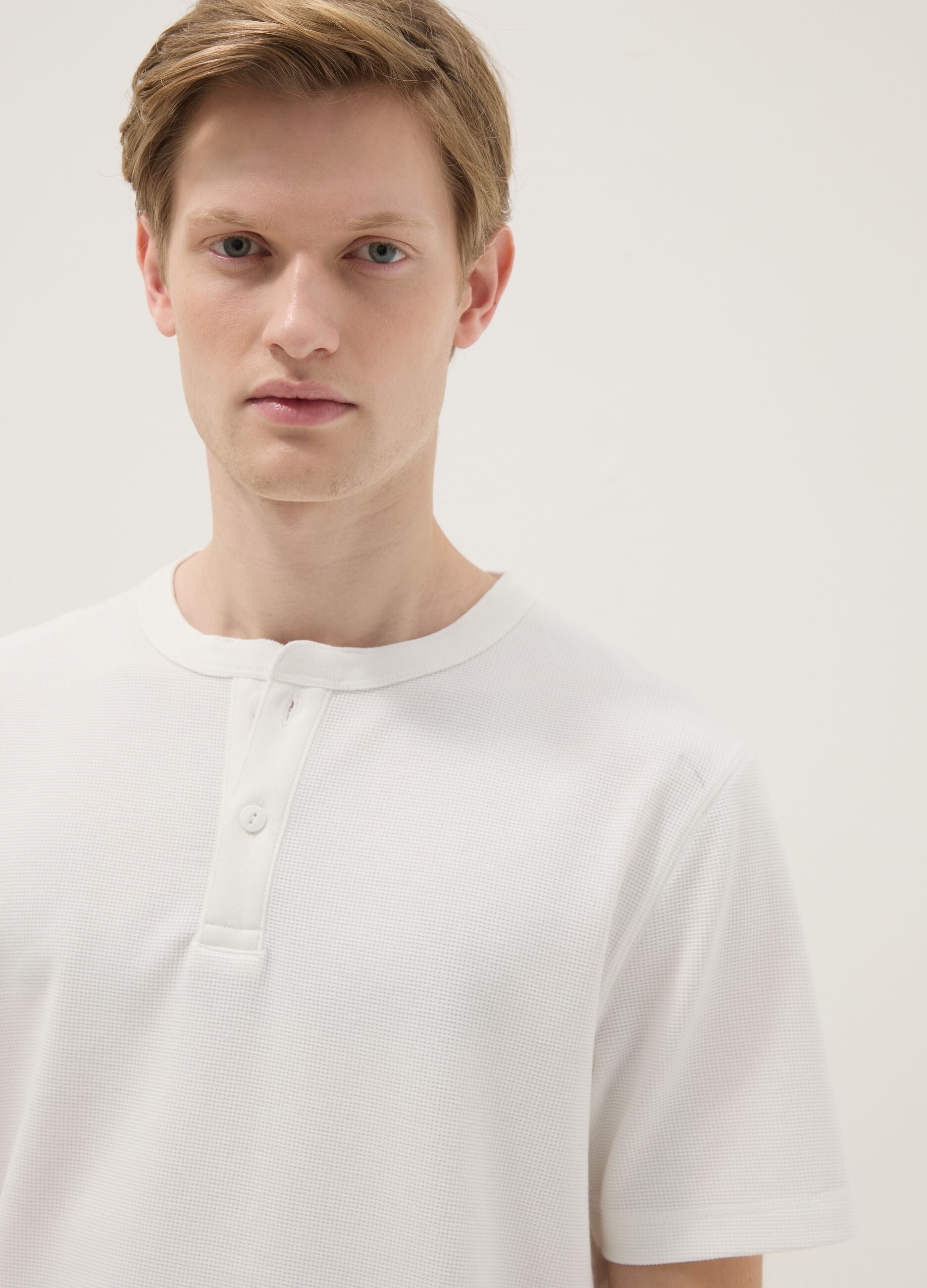 White short sleeve T-shirt regular fit with henley collar