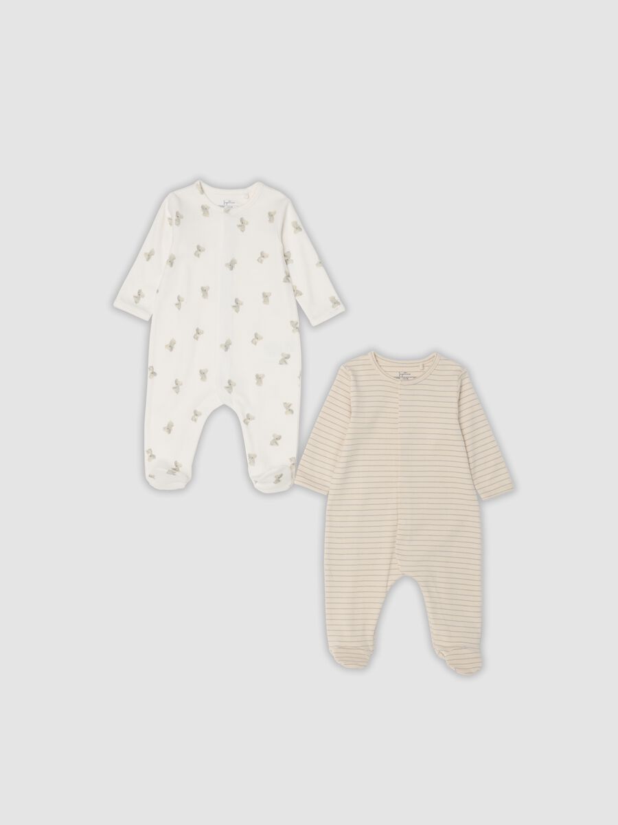 2-pack of organic cotton baby sleepsuits with feet in beige and white_0