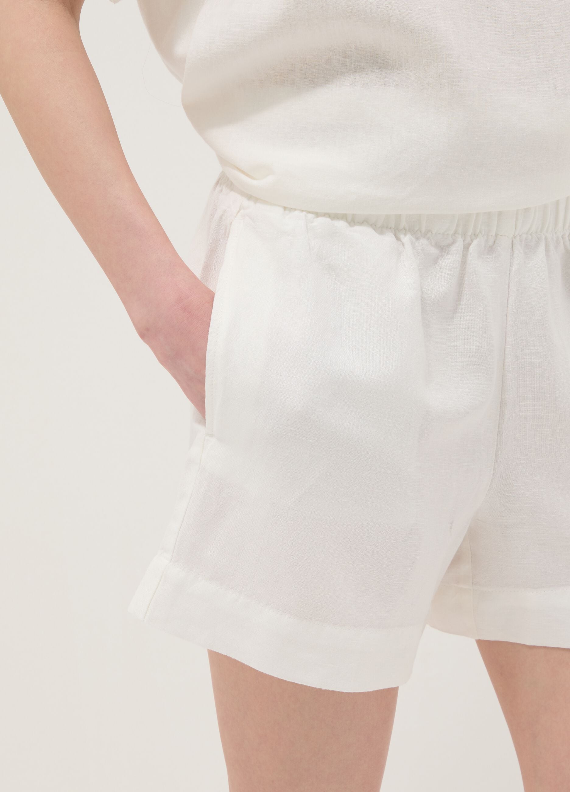White linen-viscose blend shorts with elasticated waist, regular fit