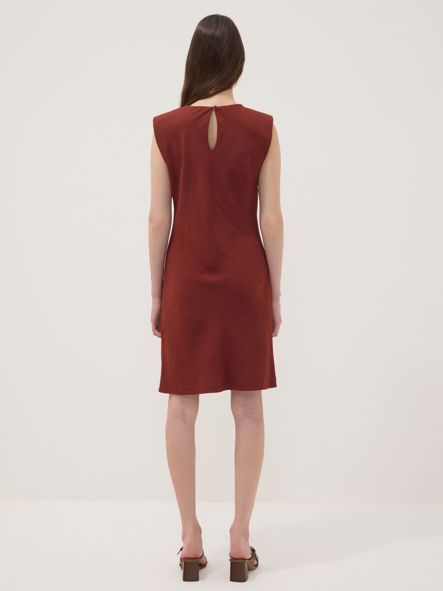 Red fitted dress with ruched detailing_3