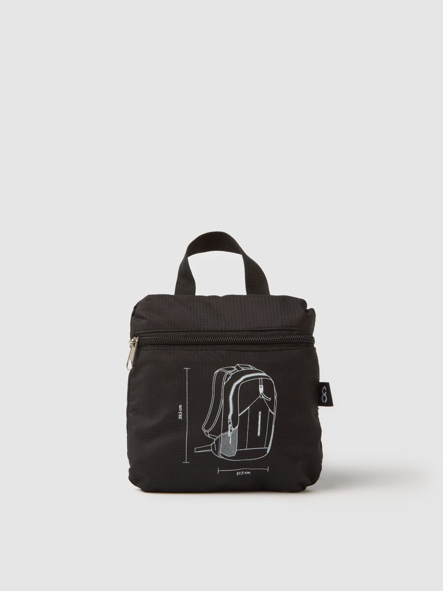 Foldable black sports backpack with adjustable shoulder straps_2