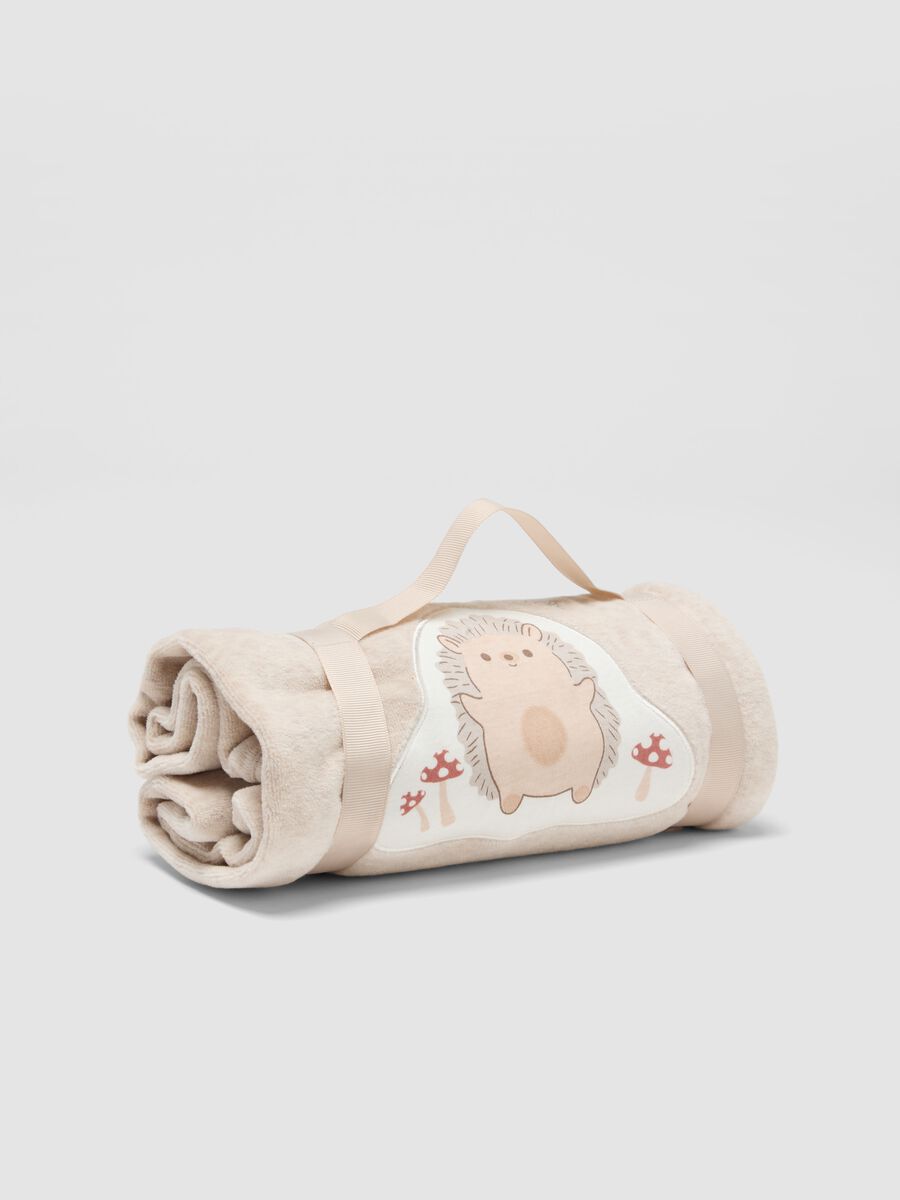Copertina beige in misto cotone organico con ricamo riccio_1