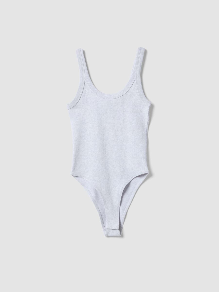 Grey ribbed stretch cotton bodysuit with wide neckline_4
