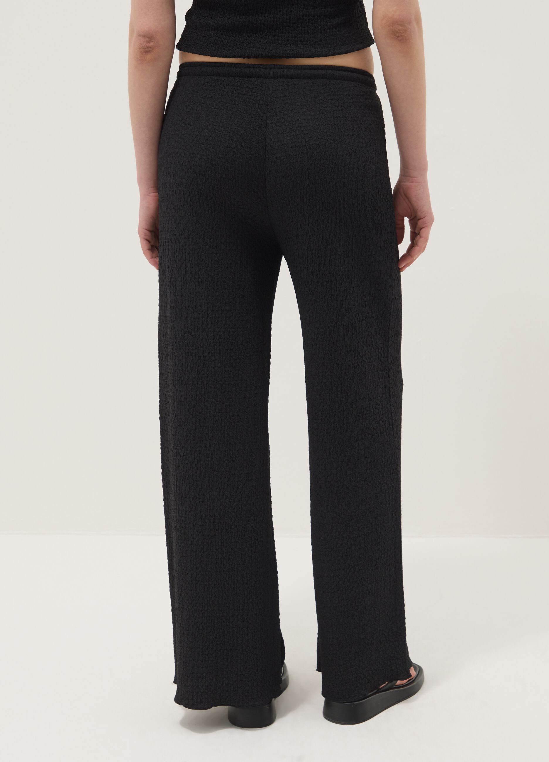 Pantaloni elasticizzati neri wide leg con texture increspata